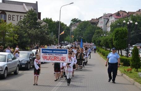 Culoare și tradiție la parada costumelor populare din cadrul Festivalului Internațional „Mugurelul” 2019 - FOTO