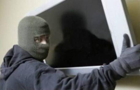 Tânăr din Dorohoi prins când încerca să fure un televizor. Vezi unde se ascundea „viteazul”