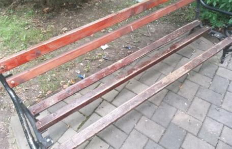 Primim la redacție – „Ne-am săturat să trăim într-un oraș cu aceste bănci fantomă”