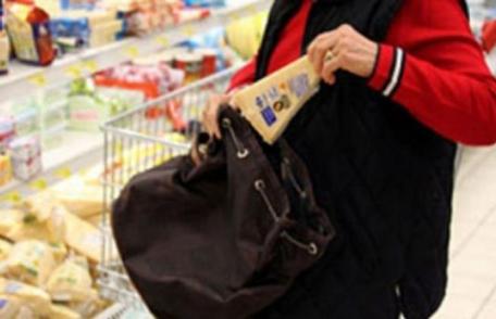 Femeie de 65 de ani prinsă la furat într-un magazin din Botoșani