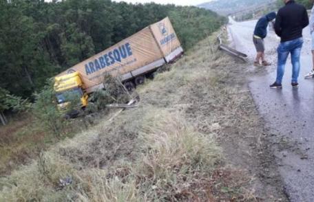 ACCIDENT la Dealu Mare! Tir ieșit în decor după ce a rupt un parapet metalic