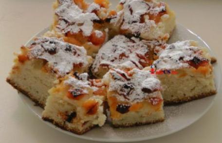 Prăjitură cu cubulețe din caise sau fructe şi aluat delicios de unt