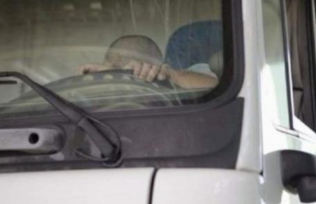 Un șofer român a fost găsit mort în cabina camionului său aflat într-o parcare din Italia 