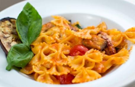Farfalle cu sos de roșii uscate și prosciutto