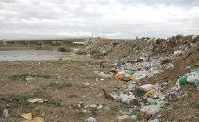 Râul Suceava a devenit o groapă de gunoi