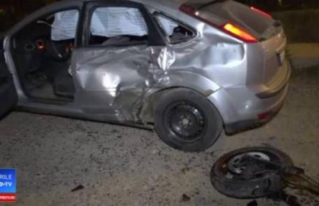 Doi tineri din Botoşani în stare gravă, după ce motocicleta pe care se aflau a lovit violent o maşină