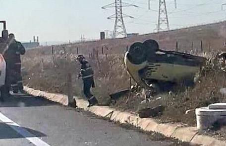 Șofer și pasager răniți după ce mașina în care se aflau a ajuns cu roțile în sus