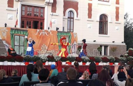 Spectacole de teatru muzical pentru cei mici în fața Primăriei Municipiului Dorohoi - FOTO