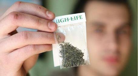 Atenție părinți: Tentaţii legale şi la gimnaziu