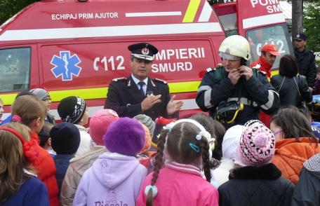 Elevi și profesori alături de pompierii din Dorohoi - VIDEO-FOTO