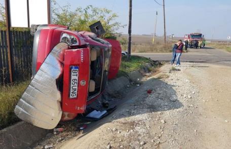 Accident grav! Mașină care nu a oprit la STOP răsturnată pe marginea drumului. Patru victime la Urgență - FOTO