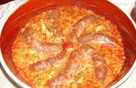 Varză călită cu cârnați de casă, în vas ceramic