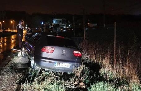 Ploaia şi viteza nu fac casă bună. Un șofer s-a oprit cu mașina într-un cap de pod