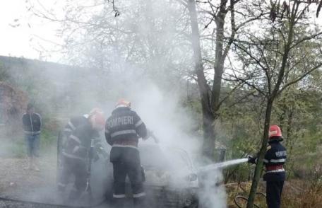 Mașină cuprinsă de flăcări la Roma! Pompierii au intervenit pentru stingerea incendiu - FOTO