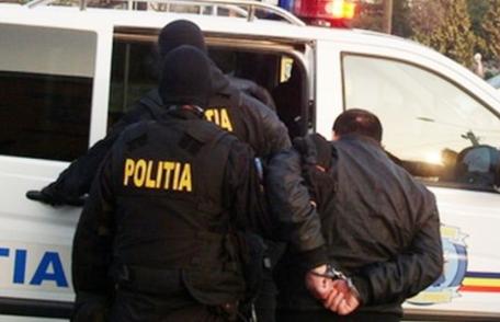 „Tânăr și neliniștit” reţinut de polițiști pentru conducere fără permis, deținere și consum de droguri, ameninţare și violare de domiciliu