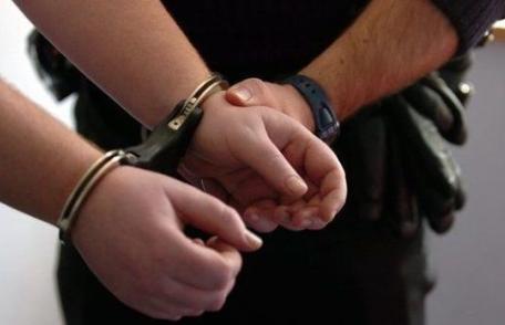 Trei hoţi suspectaţi că au furat obiecte electrocasnice şi scule electrice, dintr-o locuință, cercetați pentru furt calificat