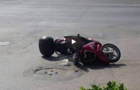 Conducătorul unui moped a fost rănit în urma unui accident produs din neatenție