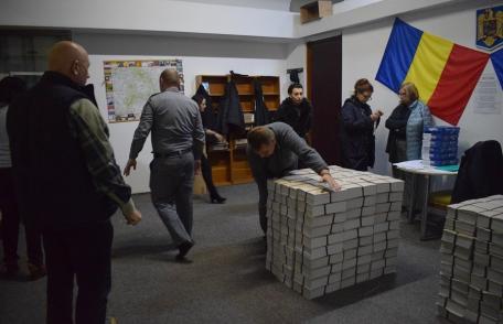 BULETINELE de vot pentru turul doi au ajuns la Botoșani sub paza Inspectoratului Judeţean de Jandarmi - FOTO