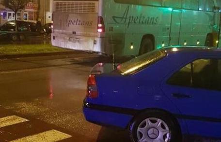 Accident grav! Bătrână în stare critică după ce a fost lovită de un autocar pe trecerea de pietoni