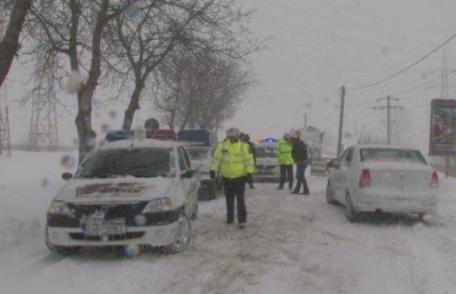 ACCIDENT! A lovit cu maşina un copac după ce a derapat din cauza zăpezii