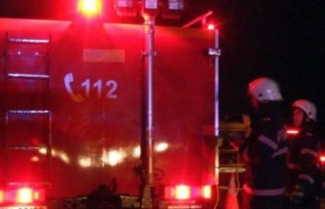 Incendiu izbucnit la o casă din orașul Bucecea! Două persoane au fost transportate la spital cu arsuri