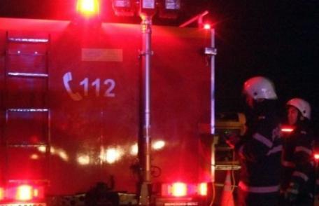 Incendiu izbucnit la o casă din orașul Bucecea! Două persoane au fost transportate la spital cu arsuri