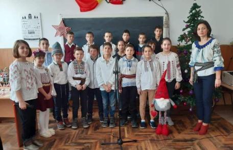 Copii de la Școala Gimnazială „Alexandru Ioan Cuza” și Grădinița „Ștefan cel Mare și Sfânt” Dorohoi, în așteptarea lui Moș Nicolae - FOTO