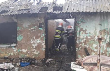 Doi frați au rămas fără acoperiș înainte de Crăciun după ce o butelie a explodat în interiorul casei