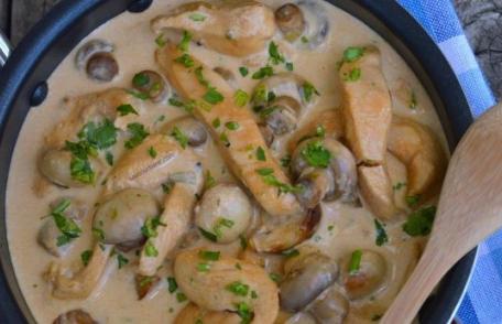 Cartofi cu ciuperci și smântână