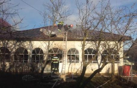 Soț și soție ajunși la spital după ce au încercat să aprindă focul în sobă folosind benzină - FOTO