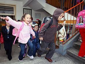 Elevii din clasele primare şi preşcolarii intră astăzi în vacanţă