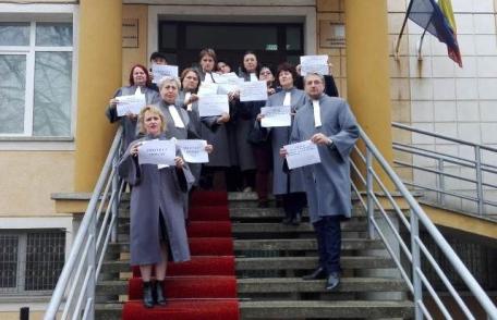 Un nou protest la Judecătoria Dorohoi. Grefierii au oprit și vineri lucrul - FOTO