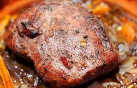 Friptură de porc cu sos de vin roșu