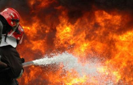 Incendiu puternic la un adăpost de animale și un depozit de furaje în a treia zi de Crăciun