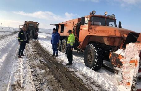Un drum județean, blocat de zăpadă, a fost deschis circulației - FOTO