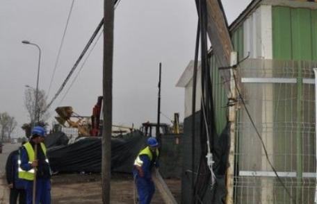 Încă un teribilist băut a rupt doi stâlpi şi a distrus un BMW X5