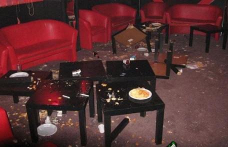 Un tânăr şi-a băut minţile apoi a început să împartă pumni şi picioare într-un bar din Botoșani