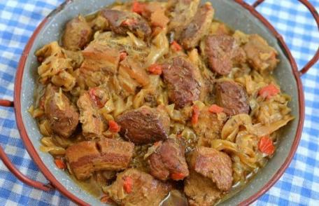 Mâncare de varză acră cu carne de porc