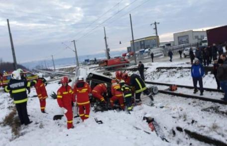 Autoutilitară spulberată de tren la Suceava! O persoană a murit și o alta a fost grav rănită