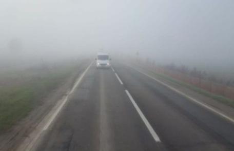 Șoferul unei autoutilitare a ratat o curbă și s-a răsturnat în afara părţii carosabile