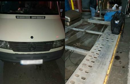 Ţigări de contrabandă ascunse în lada de scule, depistate la P.T.F. Stânca - FOTO