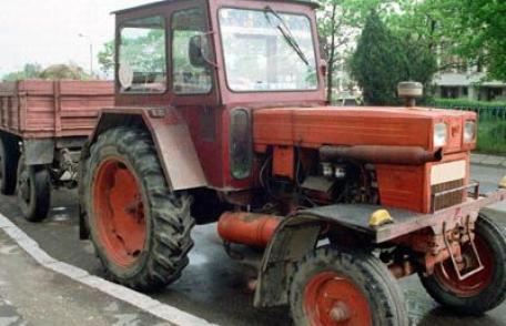 Prins beat și fără permis la volanul unui tractor
