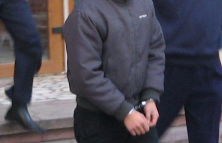 Tânăr arestat preventiv de furt calificat, conducere fără permis şi violare de domiciliu