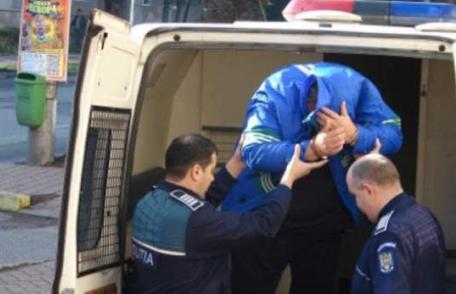 Bătrân tâlhărit ziua în amiaza mare de doi indivizi care au fugit cu o mașină