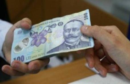 Bani mai mulţi pentru profesori, TREI SALARII în plus direct pe card. Ce condiţii trebuie să îndeplinească