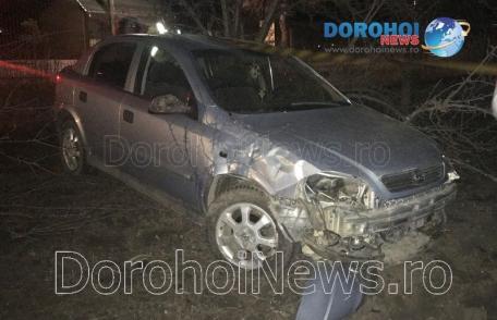 Accident la ieșirea din Dorohoi! O mașină a rupt un gard și s-a oprit într-un copac - FOTO