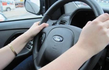 Două tinere de 19 şi 28 de ani, prinse fără permis la volan