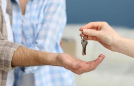 Nouă persoane păcălite de un tânăr isteț care le închiria garsoniere pe care nu le avea lua banii, apoi dispărea