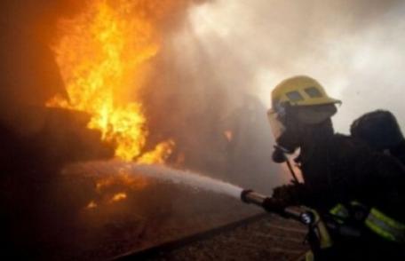 La un pas de tragedie din cauza unei lumânări aprinse uitată lângă materiale combustibile