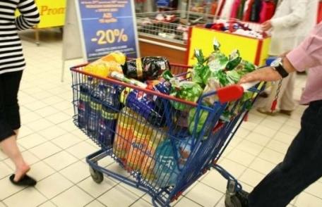 Comercianții îi îndeamnă pe clienți să fie cumpătaţi şi chibzuiţi: „Există cantităţi şi stocuri pentru toţi”